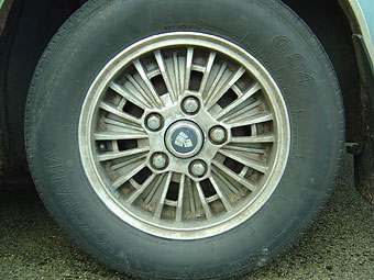 distinctive Original Rover sunburst alloy wheels