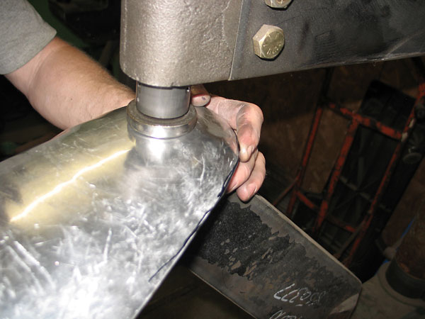 Both upper and lower dies of the hammer are easily replaceable.