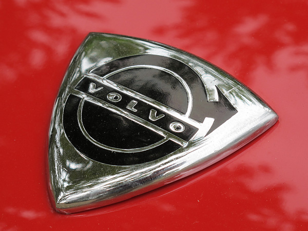 Triangular Volvo badge: installed until a rectangular design arrived for the 1972 model year.